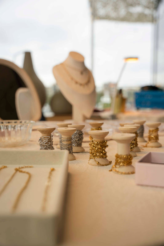 Crea tu joya personalizada en Barcelona: elige tu cadena y añade tus charms únicos en Chez Paulette