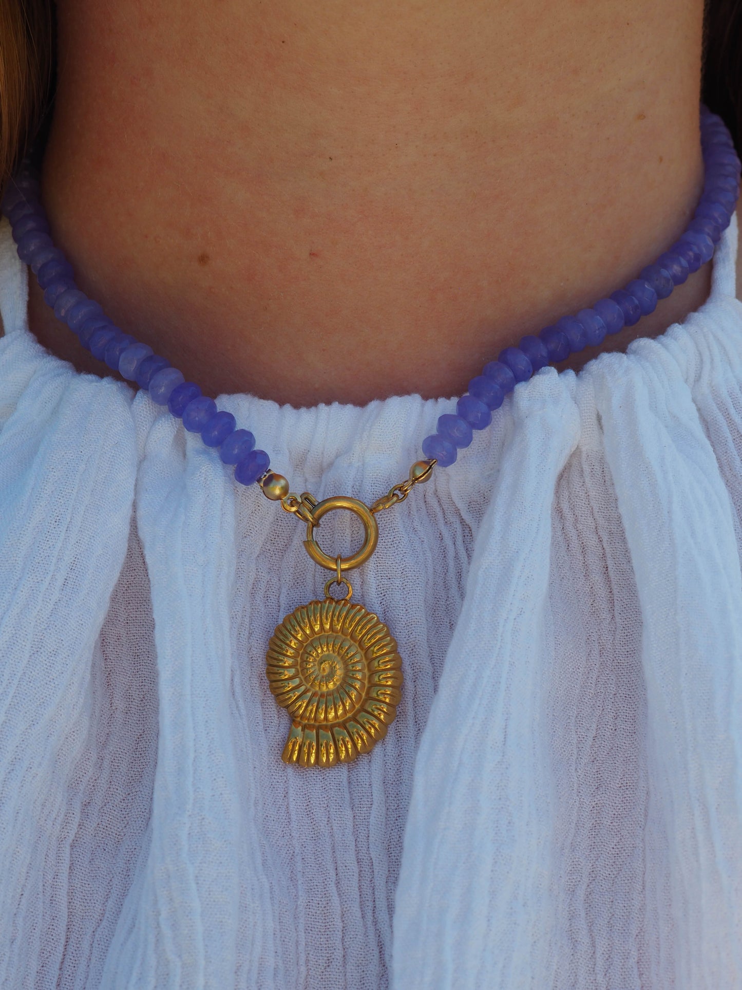 Collar "Charm y piedras violetas"