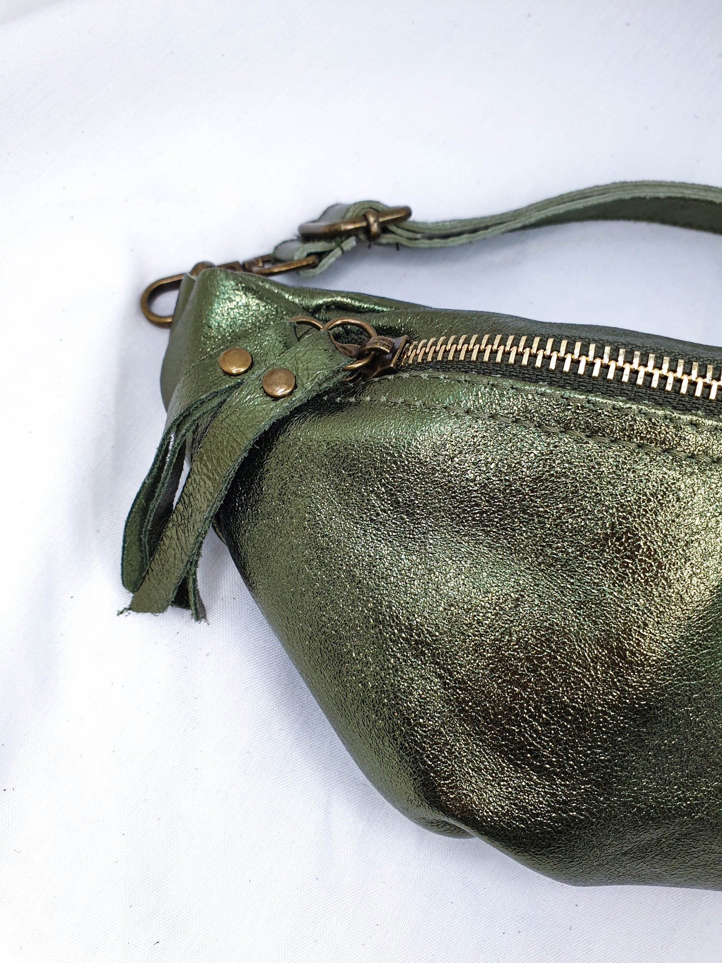 Sac banane Lou en cuir vert kaki