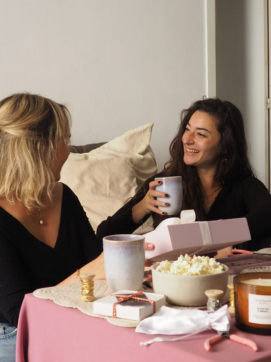 Dos amigas compartiendo un momento creativo en casa con la Caja Creativa de Joyas Duo de Chez Paulette, una experiencia de joyería DIY para dos personas.