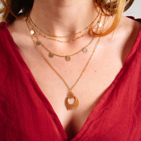 collier plaqué or en forme de rond porter, chaine avec medaillons, double chainepar une femme