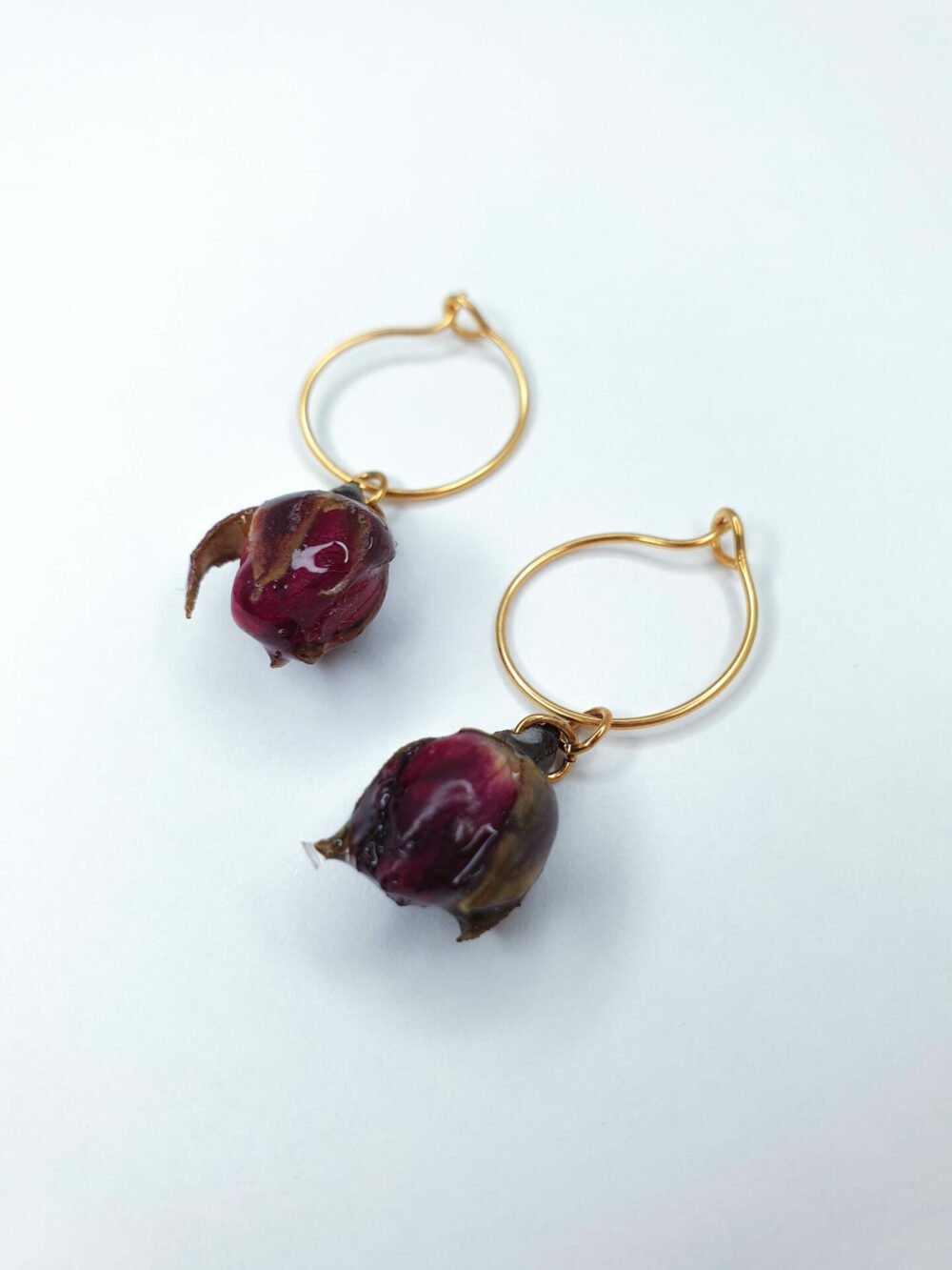 boucles d'oreilles créoles pendantes fines laiton acier inoxydable doré barcelone fleur bouton rose séchée résine